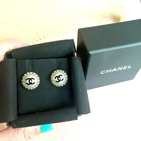 CHANEL Pearl and crystal halo cc stud earrings - Picture 3 of 8